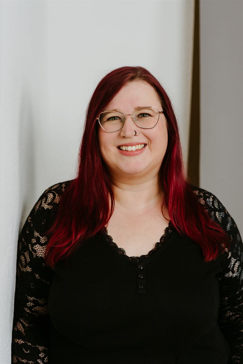 Porträt von Anne-Katrin Falkensteiner, lachend